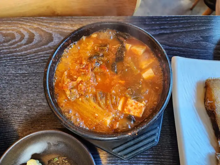 뜨겁게 끓고 있는 얼큰한 김치찌개
