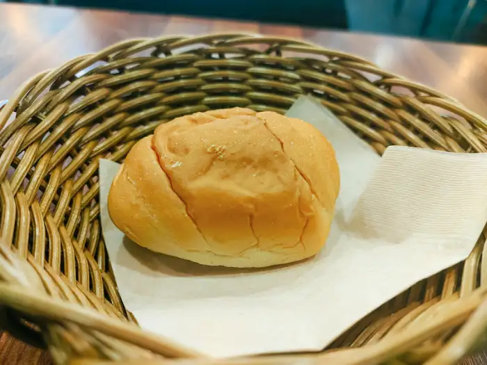 따뜻하게 제공된 빵
