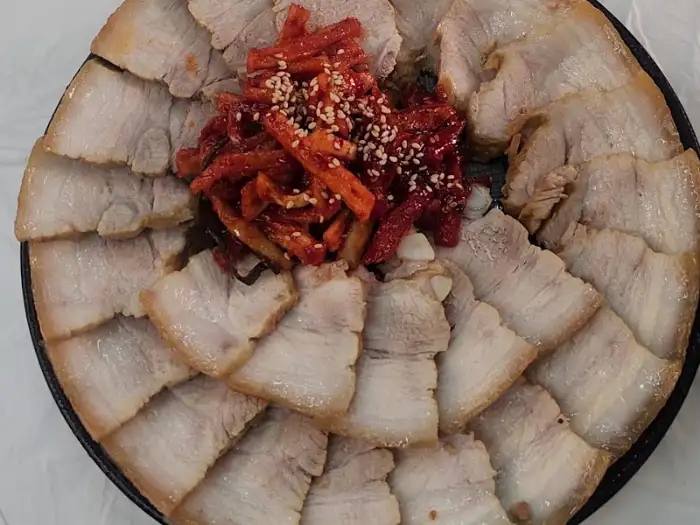 편육과 곁들여 먹는 묵은지와 채소