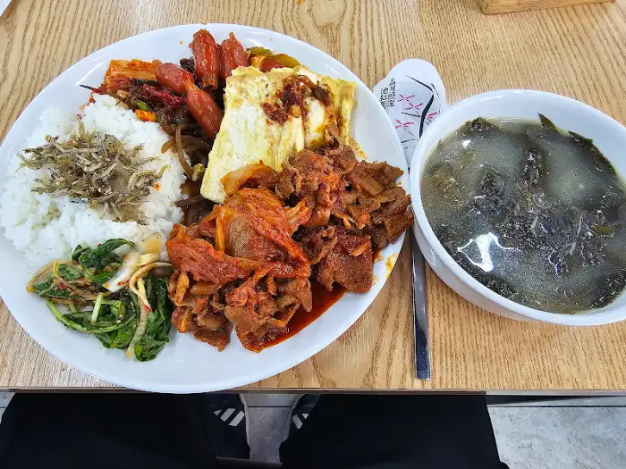푸짐한 제육볶음이 올라간 밥과 찌개