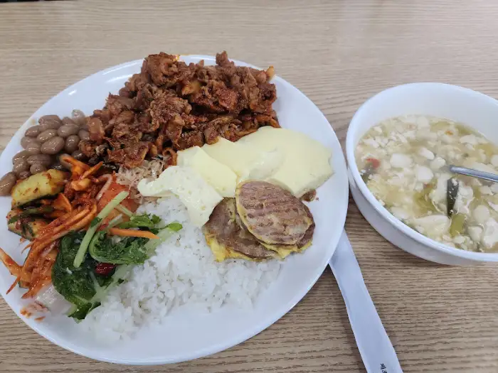 반찬이 푸짐하게 올라간 밥과 찌개, 그리고 햄버거 스테이크