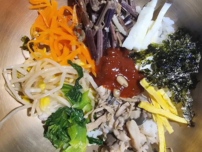 다양한 재료가 돋보이는 비빔밥