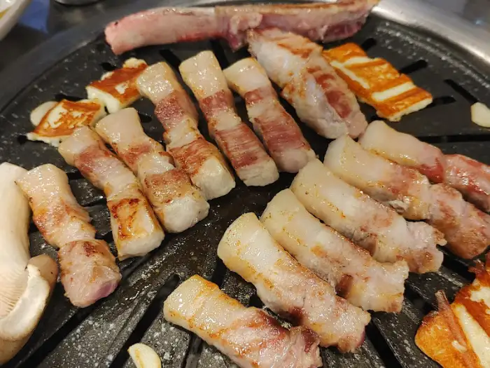 잘 익어서 먹기 좋게 잘린 흑돼지 오겹살과 목살 조각들