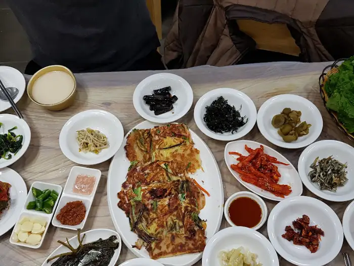 보쌈과 함께 차려진 다양한 반찬들