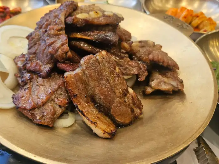 숯불 위에서 익어가는 갈비