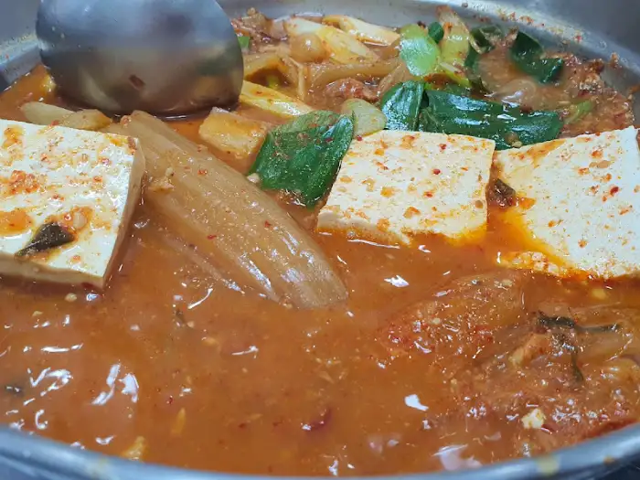 김치찌개와 반찬들