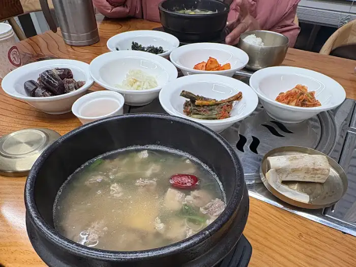 테이블에 차려진 백반 한상