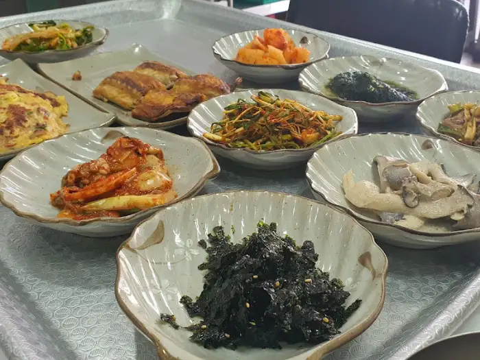 다양한 반찬이 담긴 접시들