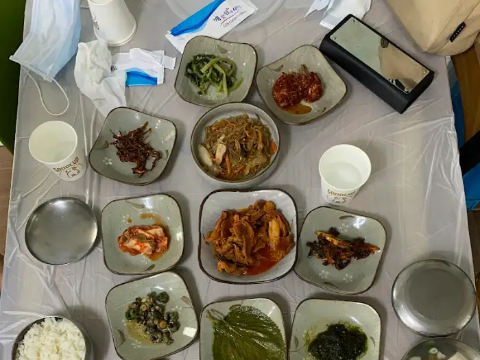 테이블 위에 놓인 여러 접시들