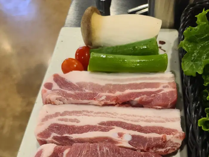 도시정원 흑돼지 굽는 중