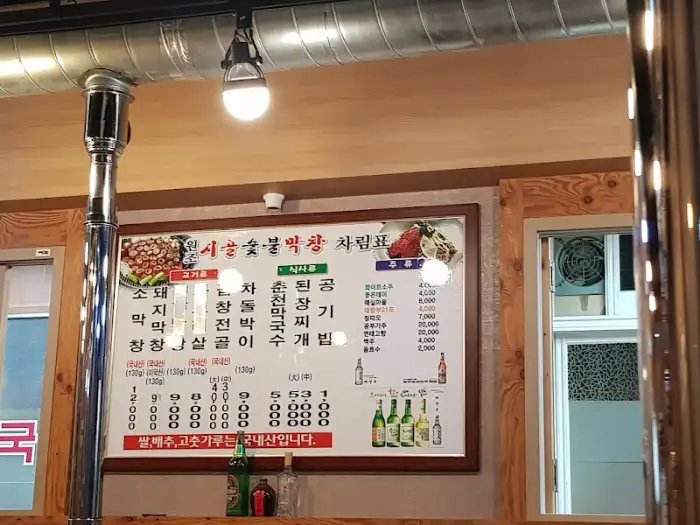 가게 내부 조명 및 테이블 시설