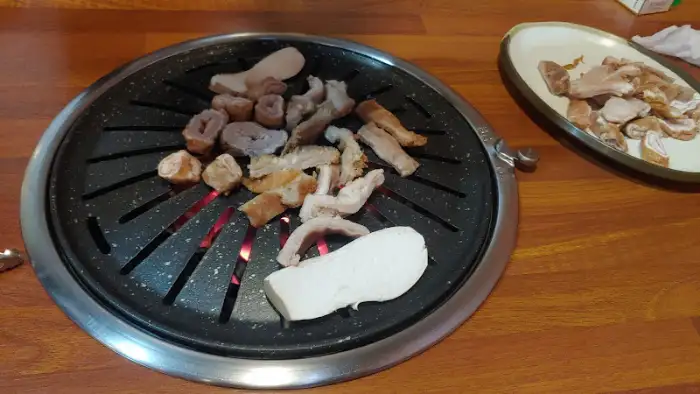 불판 위에서 구워지는 막창