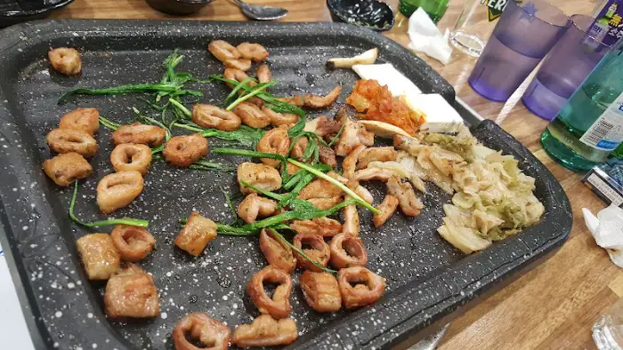 잘 익은 막창과 곁들임 메뉴