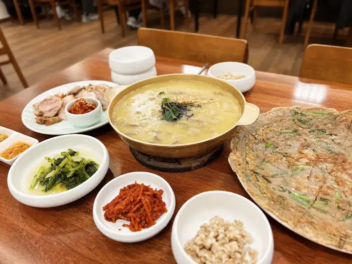 푸짐한 옹심이 칼국수 한상차림