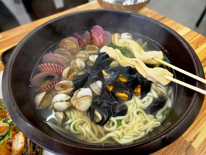 푸짐한 조개와 면발이 어우러진 조개칼국수