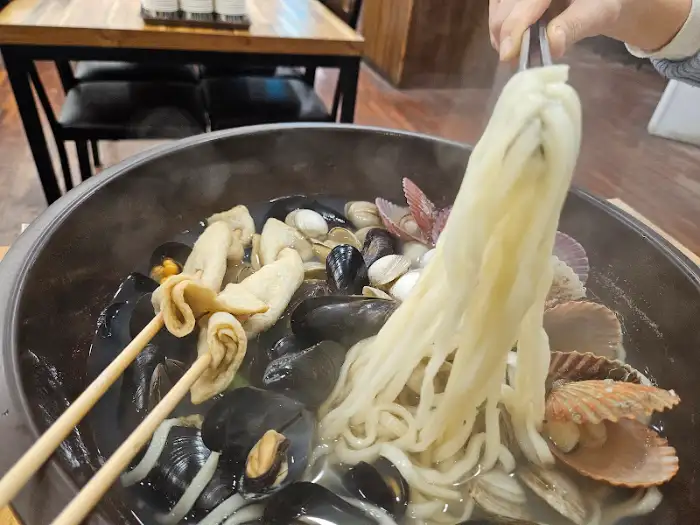 면발을 건져 올리는 모습