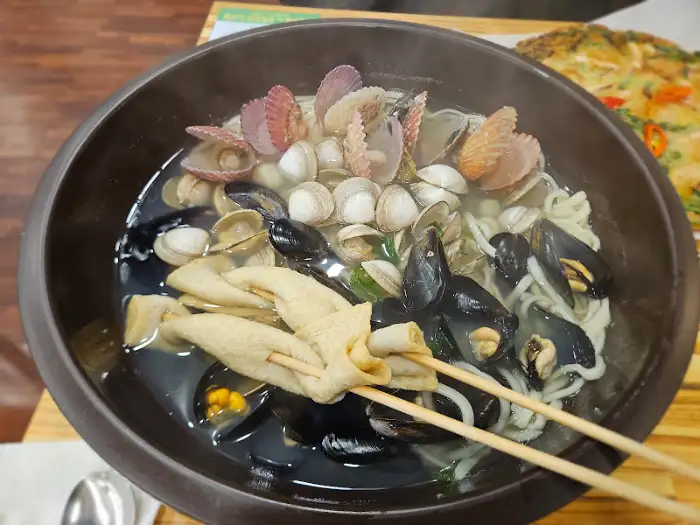 조개칼국수와 파전이 함께 나온 상차림