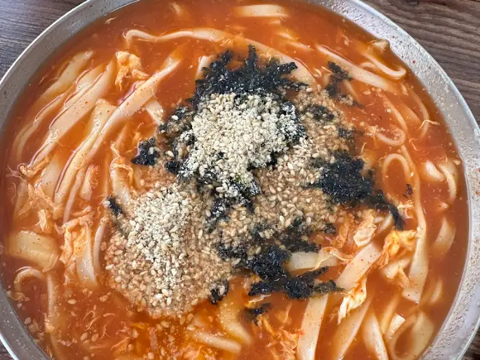 장칼국수 그릇에 담긴 재료 사진