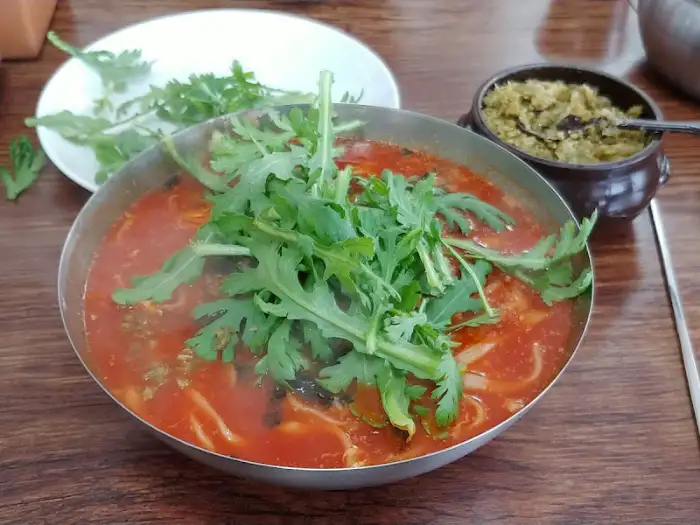 장칼국수와 곁들임 반찬 사진