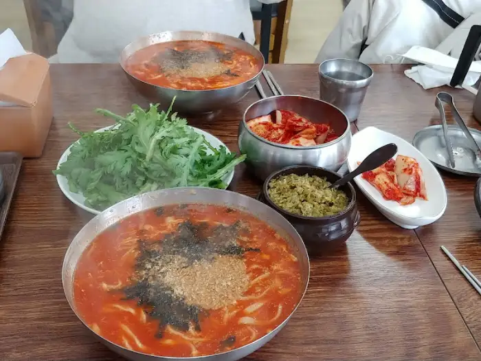 테이블 위에 놓인 여러 그릇의 장칼국수 사진