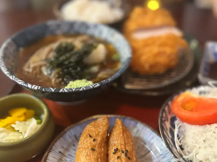 연어구이와 솥밥, 그리고 곁들임 찬