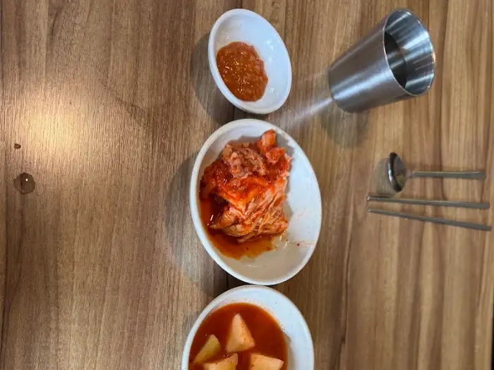 신선한 김치와 깍두기 등 밑반찬