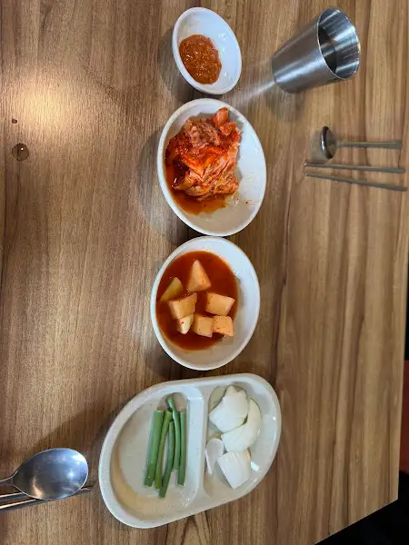김치와 깍두기, 소스와 곁들여 먹는 반찬들