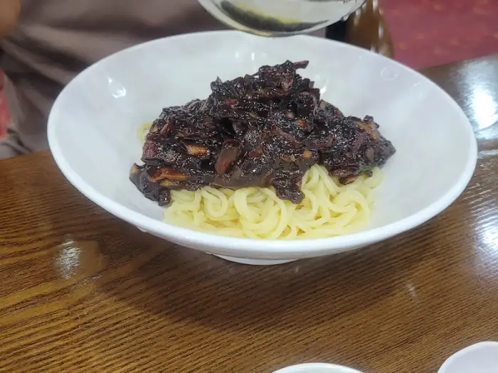 넓은 그릇에 담긴 간짜장 비빔면 (다른 각도)