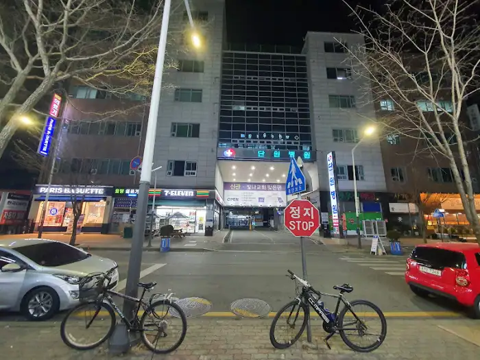 밤에 본 식당 외관과 주변 거리