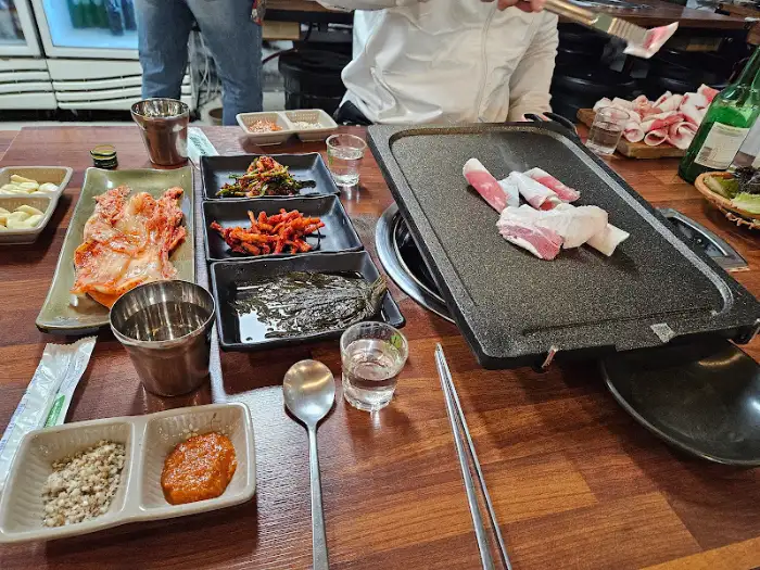 밑반찬과 고기