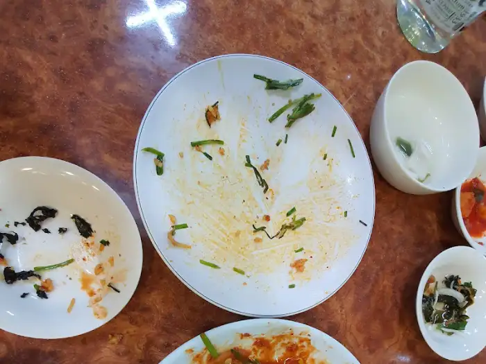 다 먹고 난 뒤의 빈 접시 사진