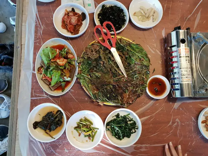 푸짐하게 차려진 학현식당의 한상차림