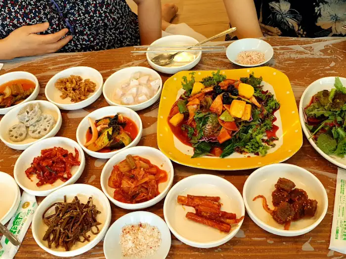 다양한 밑반찬과 메인 요리가 조화로운 학현식당의 식탁