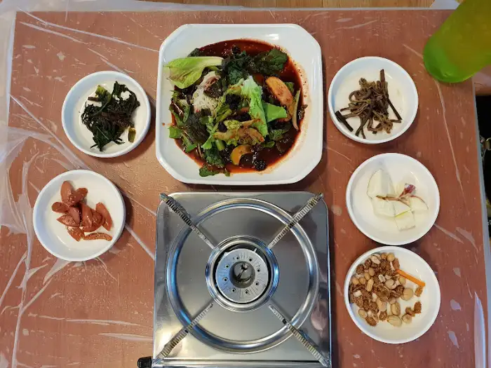 학현식당의 닭백숙에 곁들여 나온 국물과 소면