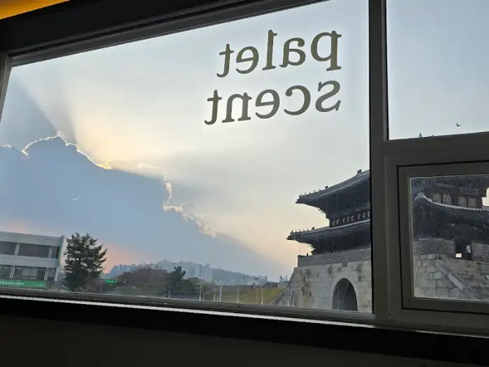 창문으로 보이는 장안문 풍경