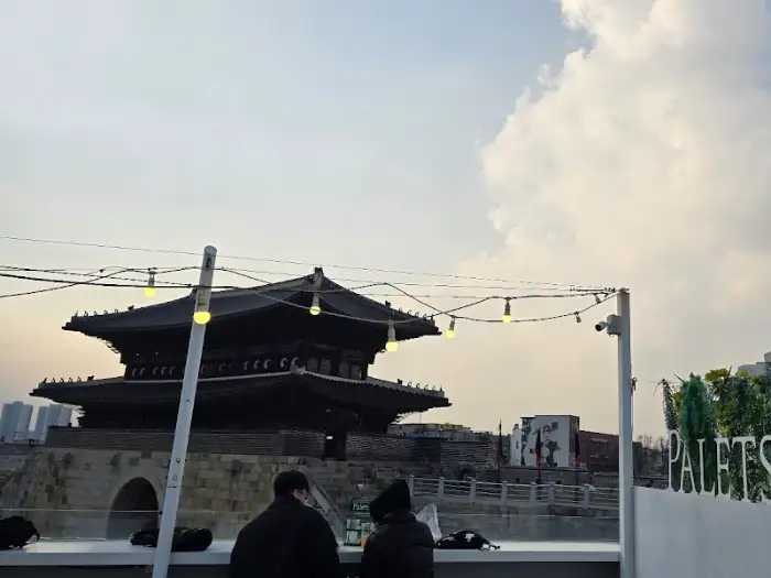 루프탑에서 바라본 장안문