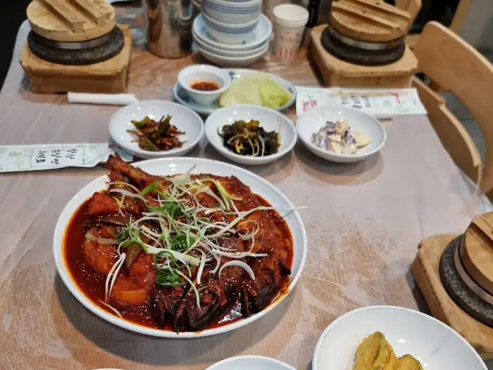 매콤달콤해 보이는 생선 조림