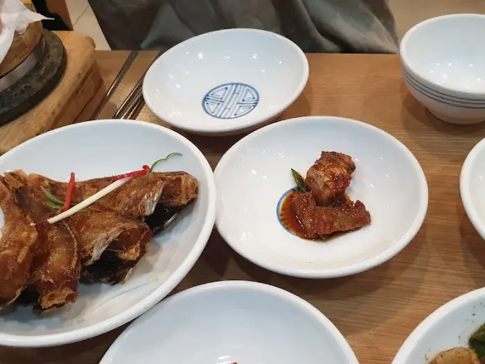 김이 모락모락 나는 돌솥밥