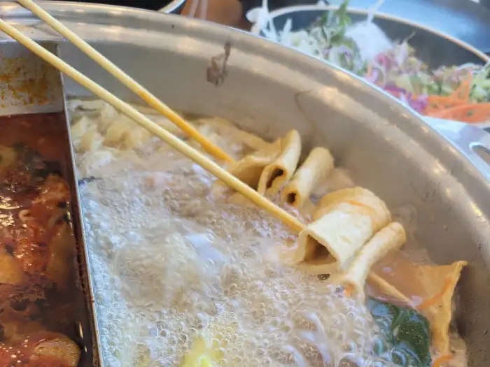 끓는 육수 안에서 익어가고 있는 어묵 꼬치
