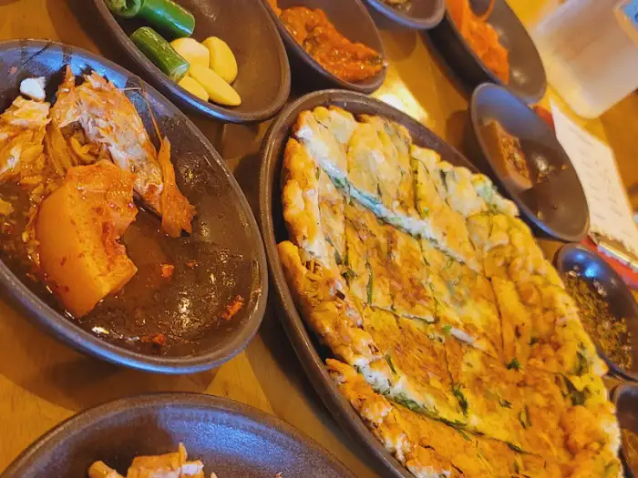 다양한 반찬과 부침개