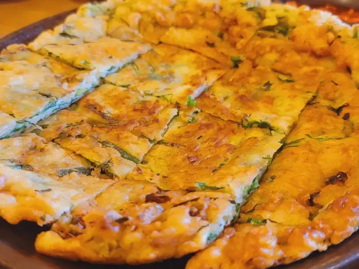 노릇하게 잘 부쳐진 부침개 클로즈업