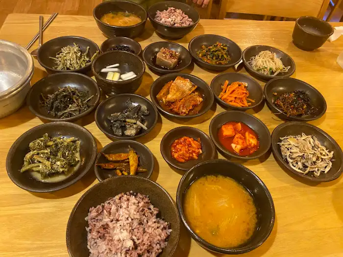 테이블에 차려진 전체적인 음식 모습