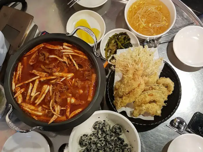 신홍불닭발본점 테이블 위 차려진 음식들의 전반적인 모습.