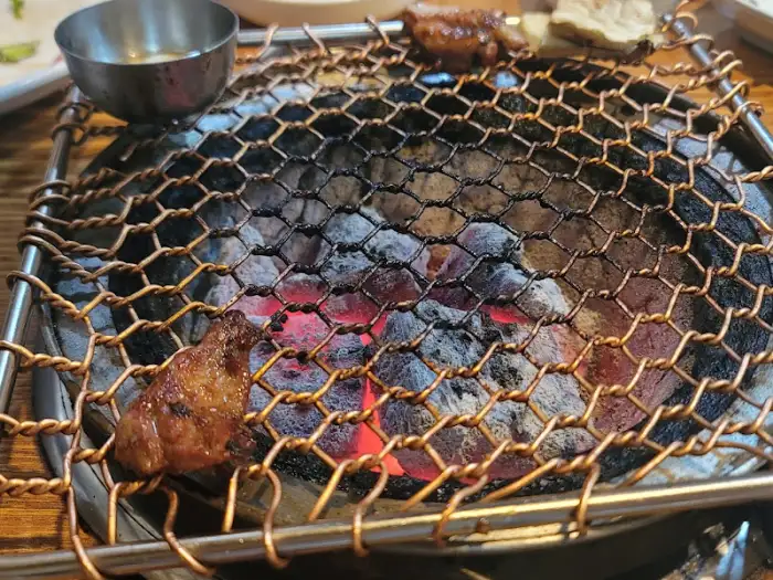 숯불 위에서 구워지는 갈매기살