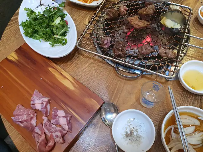 테이블 위에서 펼쳐진 맛있는 식사 풍경