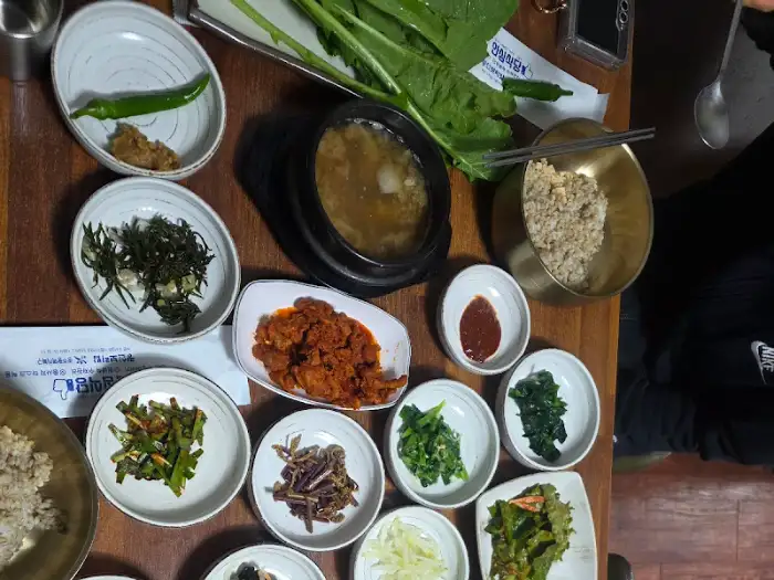 보리밥과 함께 제공되는 여러가지 반찬들
