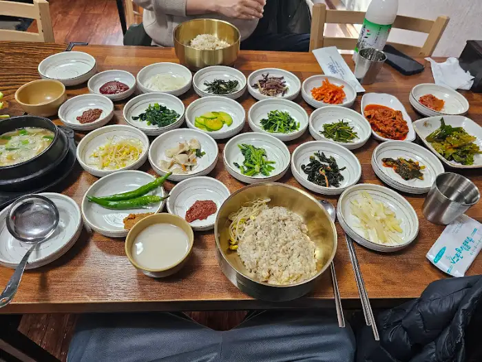테이블에 차려진 보리밥 상차림