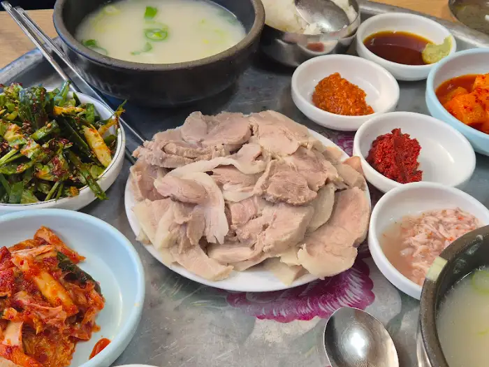 수육과 반찬 구성