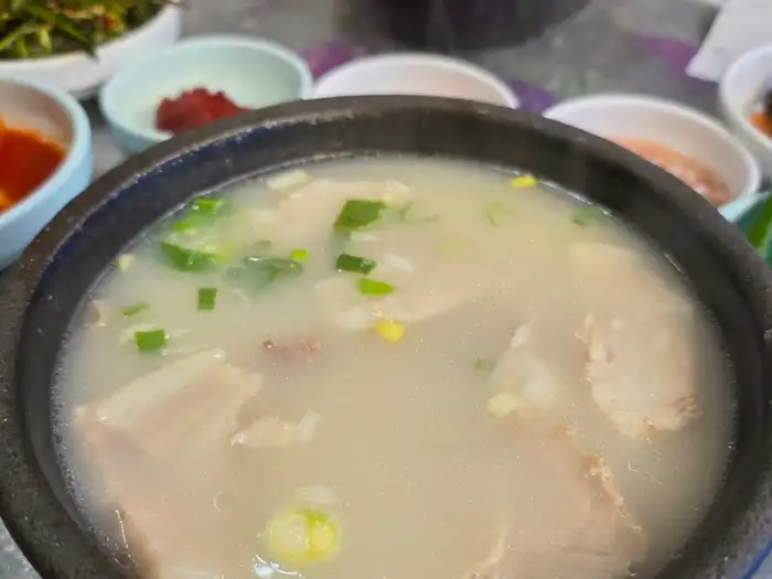 돼지국밥 국물 클로즈업