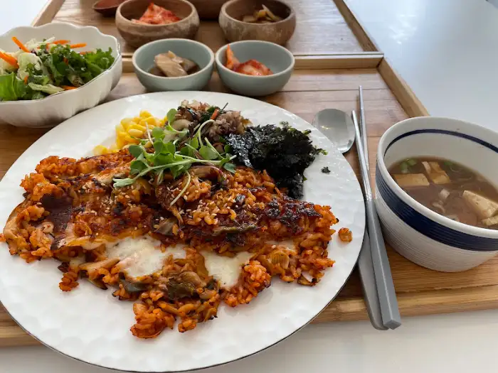 정갈하게 차려진 한 상